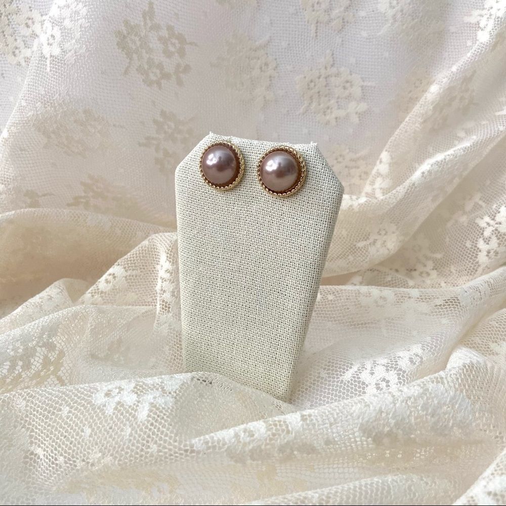 Classic Faux Brown/Grey Pearl Gold Tone Vintage Vibe Stud Earrings in One Size